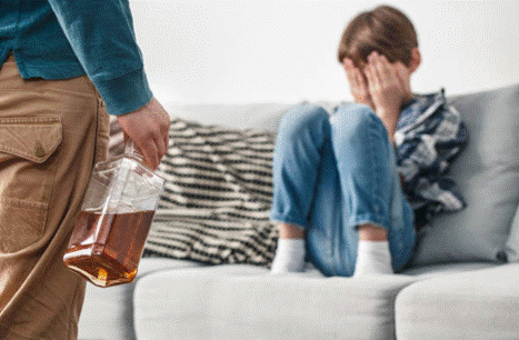 Người cha nghiện rượu ảnh hưởng rất nhiều đến tâm lý con trẻ