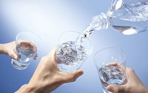  Uống nước xen kẽ với rượu để hạn chế say