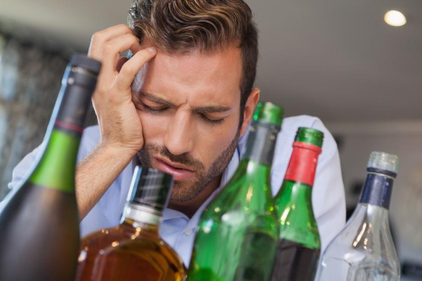 Đau đầu khi uống rượu phải làm sao? Những sai lầm cần tránh và lời khuyên hữu ích