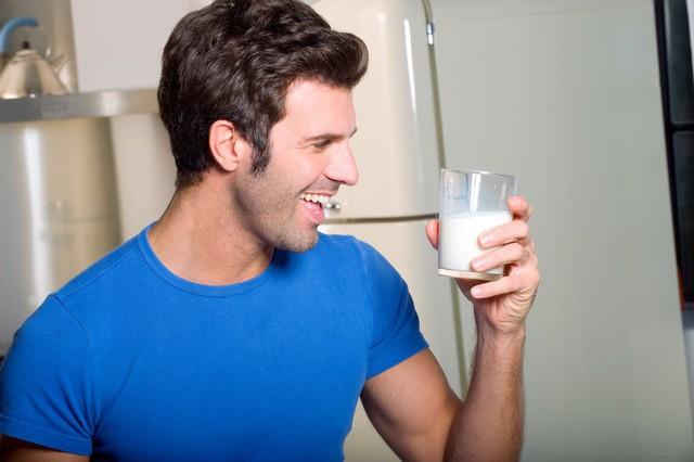 Uống 1 ly sữa trước khi uống rượu sẽ giúp bạn nâng cao tửu lượng