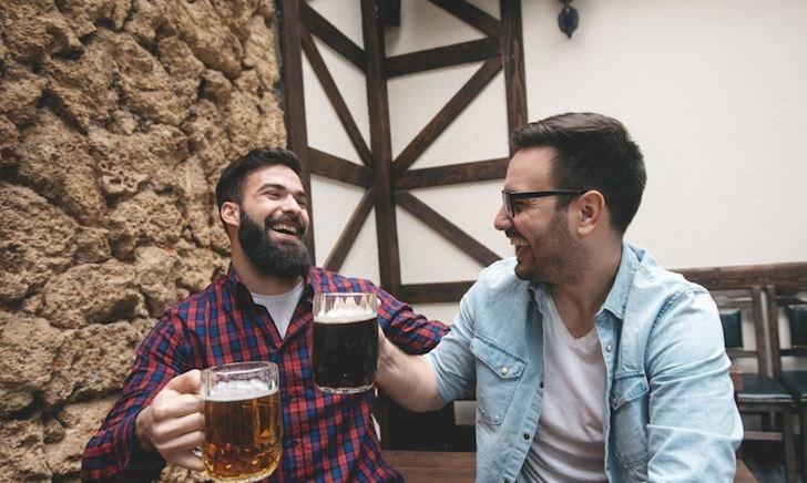 Vừa uống rượu vừa trò chuyện với bạn bè cũng là giải pháp giúp tăng tửu lượng