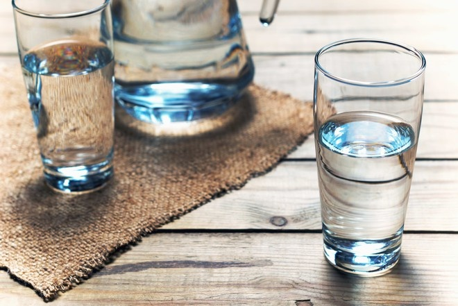 Uống rượu xen kẽ với uống nước lọc để lâu say hơn