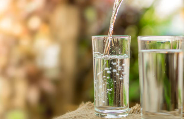 Uống đủ nước giúp làm loãng đờm trong phế quản