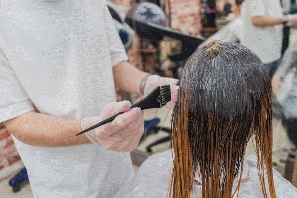 Thường xuyên nhuộm tóc khiến tóc tóc hư tổn và tóc bạc sớm ở nữ giới