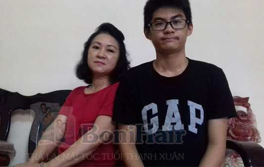 Cháu lê Quang An (sinh năm 2002) và mẹ (bên trái)