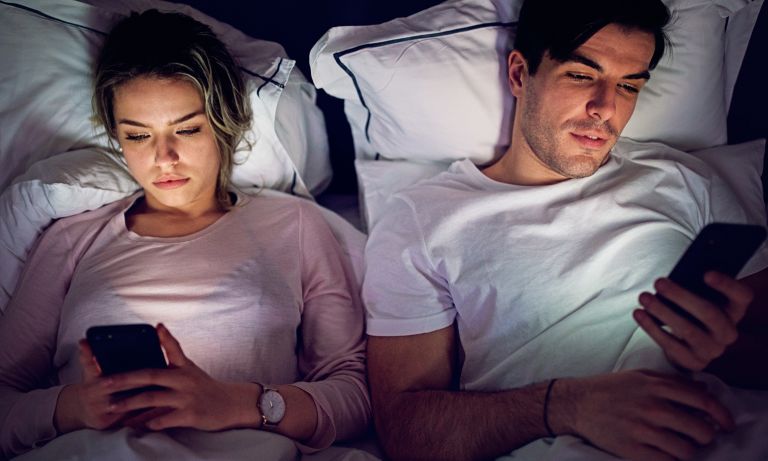 Dùng điện thoại trước khi ngủ có thể dẫn đến mất ngủ