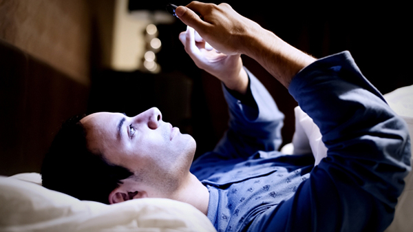Thói quen điện thoại trước khi đi ngủ khiến người bệnh khó đi vào giấc ngủ