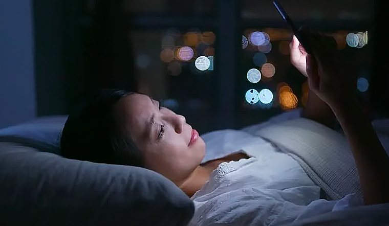 Bạn không nên sử dụng điện thoại trước khi đi ngủ
