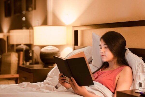 Đọc sách trước khi ngủ là một cách giúp ngủ ngon