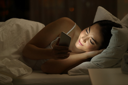 Nên hạn chế sử dụng thiết bị điện tử trước khi ngủ