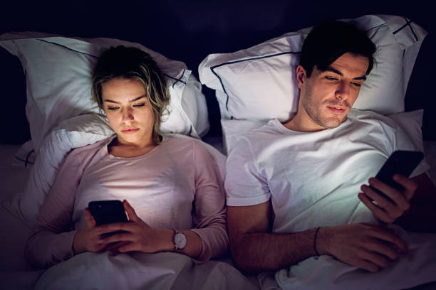 Nếu đang tự hỏi “ngủ không được là bệnh gì?”, hãy nghĩ xem mình có dùng điện thoại trước khi ngủ không
