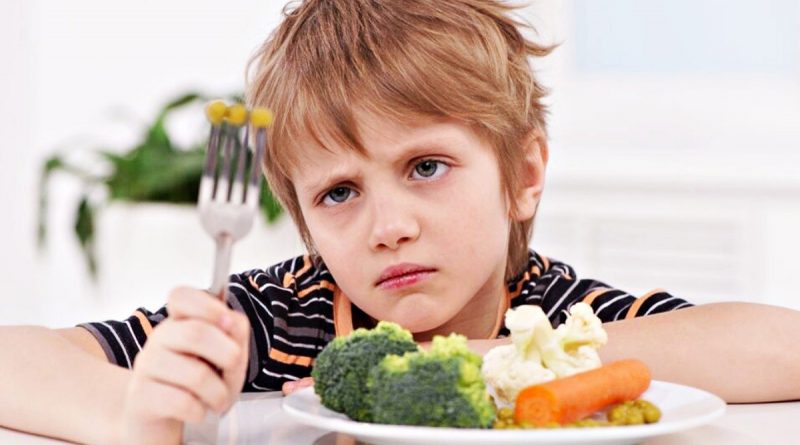 Bé lười ăn - mẹ phải làm sao? 5 cách giúp trẻ ăn nhiều hơn, khỏe mạnh hơn.