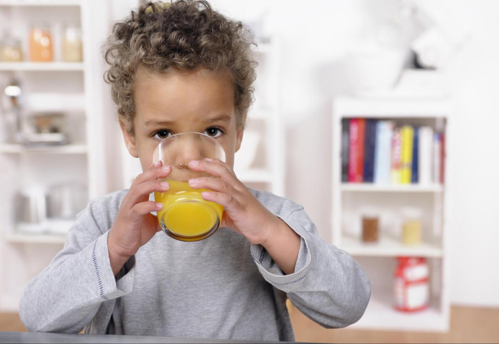Khi ốm nên cho bé uống nước hoa quả 