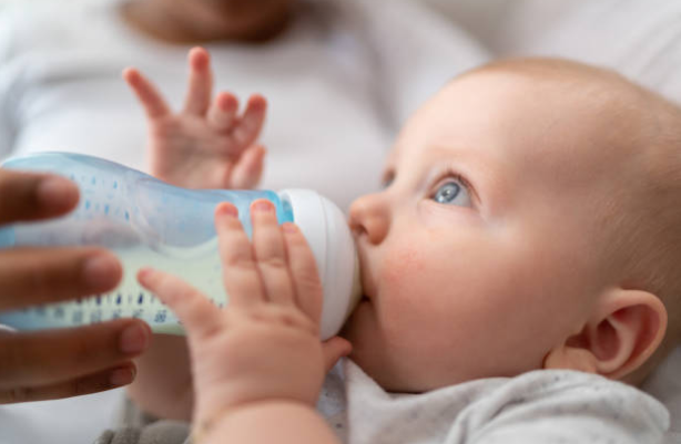 Uống sữa ngoài sớm thay vì bú sữa mẹ sẽ khiến sức đề kháng của trẻ không được phát triển đầy đủ