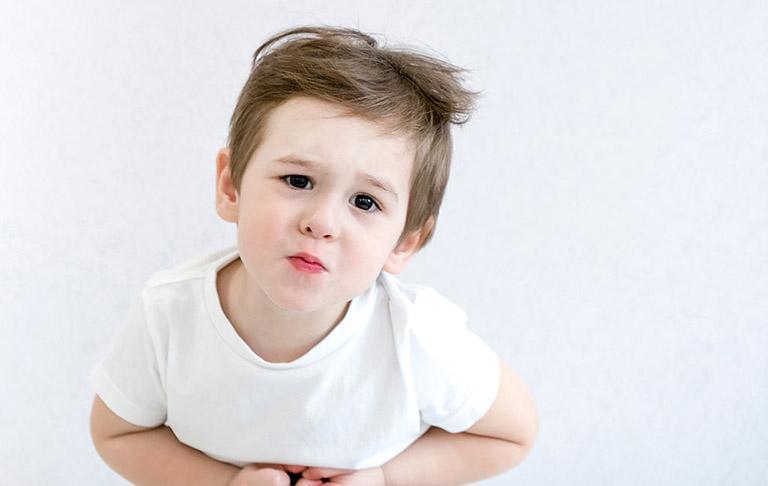 Khi bị tiêu chảy, trẻ thường bị đau bụng và quấy khóc