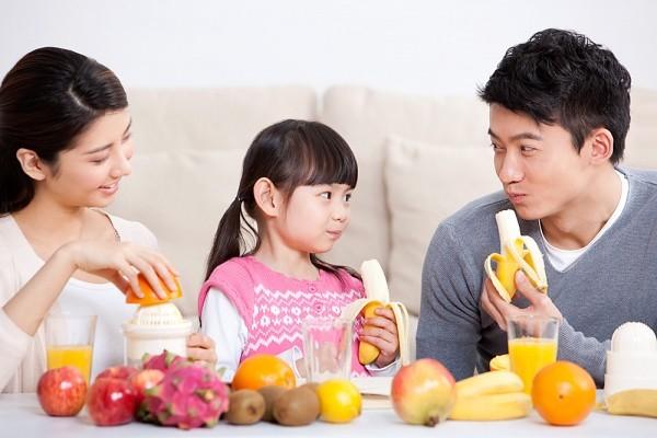 Trẻ nên được bổ sung thêm bữa phụ với nhiều loại hoa quả khác nhau.