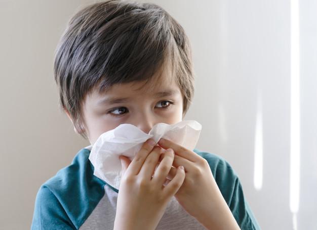 Trẻ bị viêm họng sốt cao thường có biểu hiện ngạt mũi