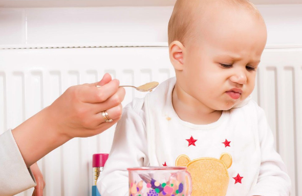 Trẻ thường có biểu hiện bỏ bữa, chán ăn