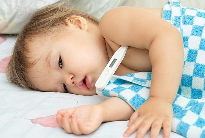 Khi bị ốm, trẻ thường mệt mỏi và quấy khóc về đêm