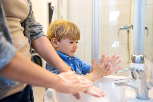 Tạo thói quen rửa tay cho trẻ để phòng ngừa các bệnh mùa hè