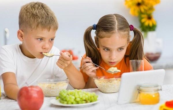 Thói quen vừa ăn vừa xem điện thoại khiến trẻ biếng ăn hơn