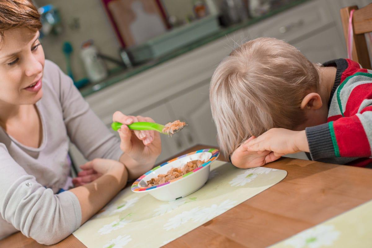Trẻ biếng ăn luôn tìm cách tránh né thức ăn