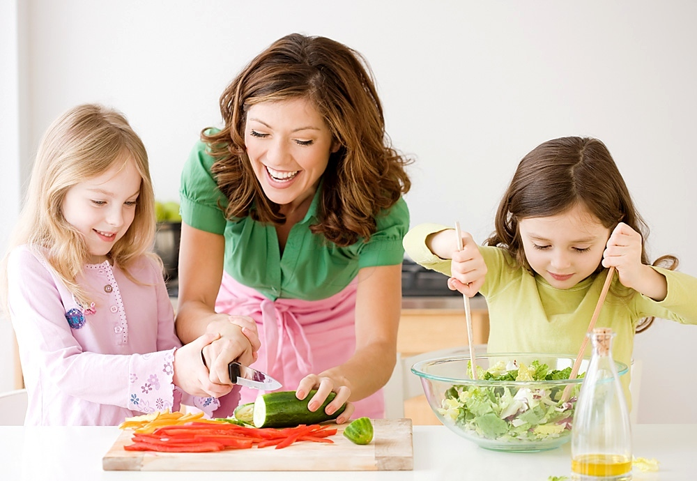 Khuyến khích trẻ vào bếp cùng mẹ để chúng có hứng thú hơn với bữa ăn