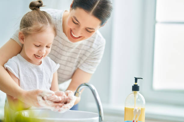 Cha mẹ cần cho trẻ rửa tay sạch sẽ mỗi ngày