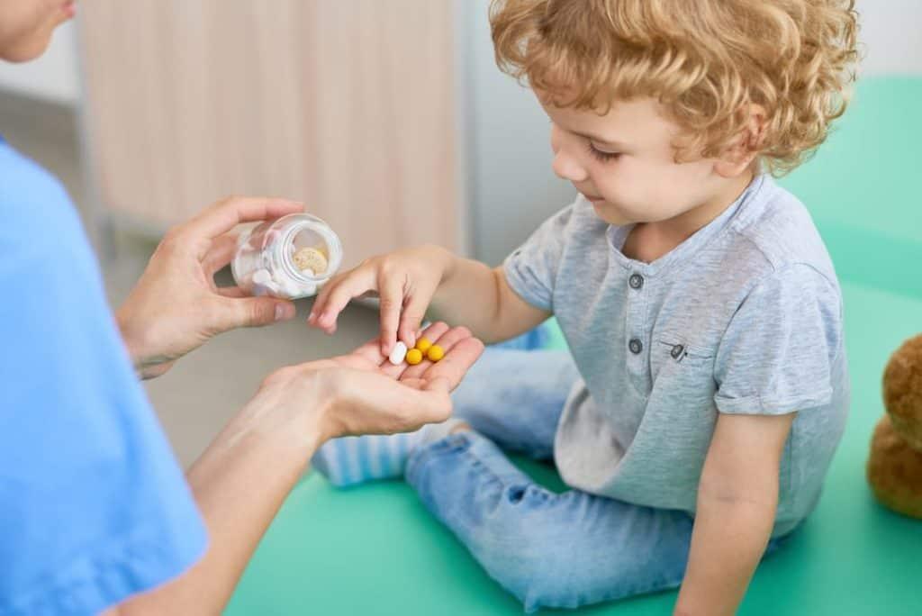 Lạm dụng kháng sinh khiến trẻ dễ bị ốm, ho tái phát nhiều lần