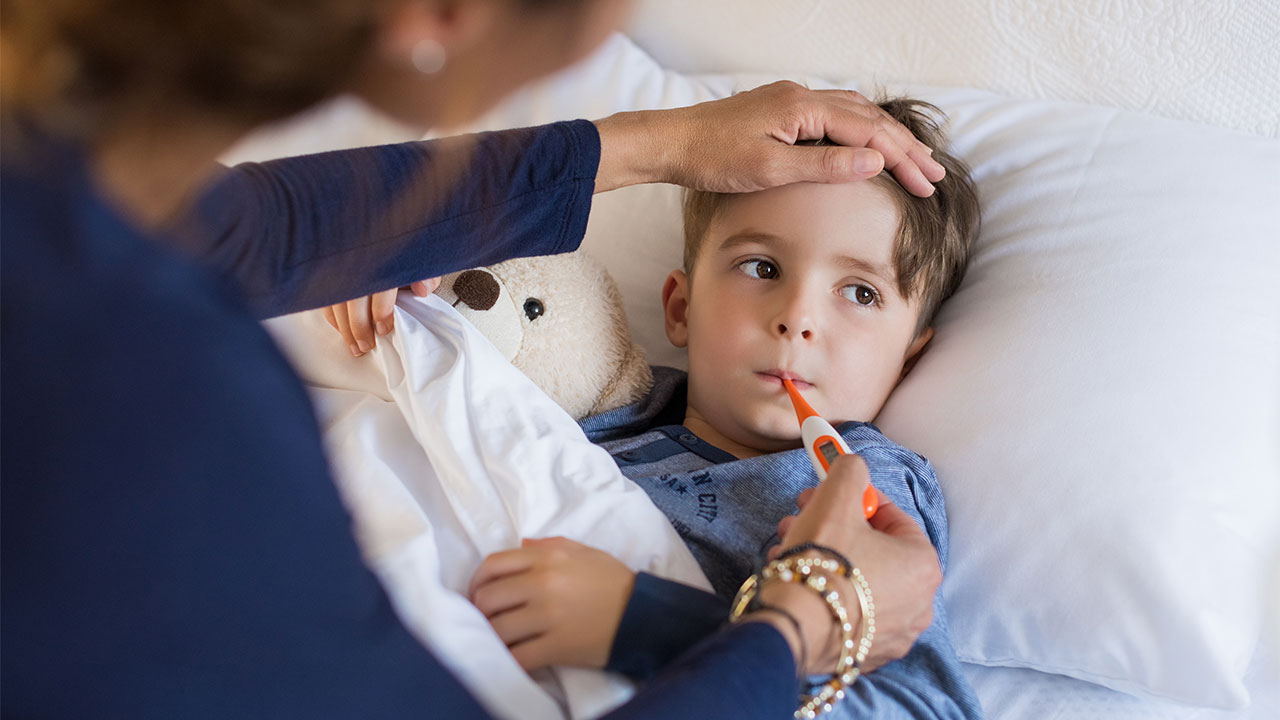 Hướng dẫn cha mẹ chăm sóc trẻ bị sốt đơn giản tại nhà