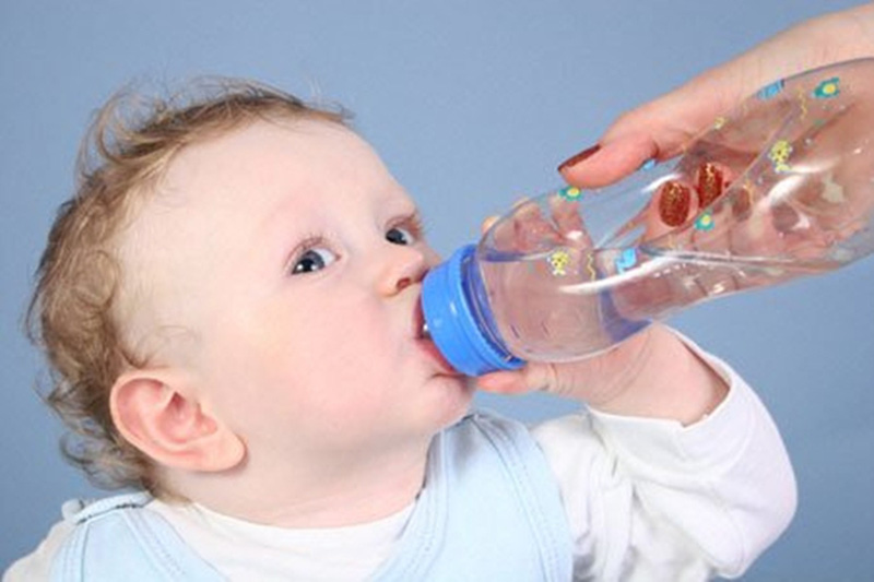 Khi trẻ bị sốt, cha mẹ cho con uống nhiều nước