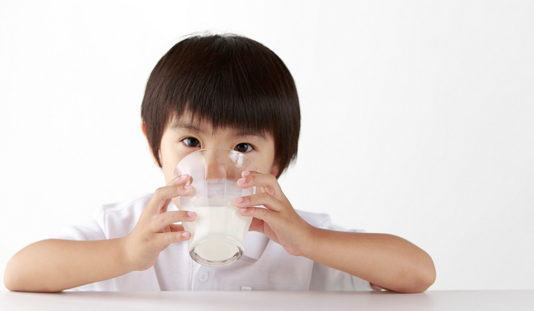 1 cốc sữa vào buổi tối sẽ tốt cho trẻ
