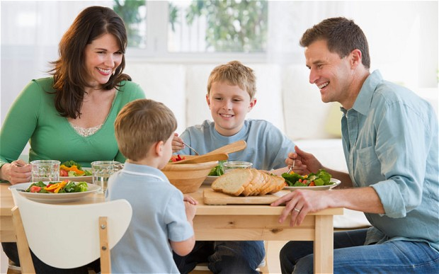 Tạo tâm lý thoải mái, không khí vui vẻ cho con trong bữa ăn