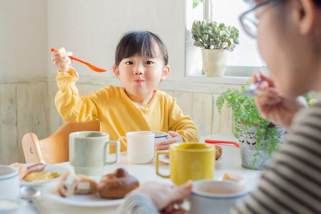 Tạo không khí vui vẻ giúp bé ăn ngon miệng hơn