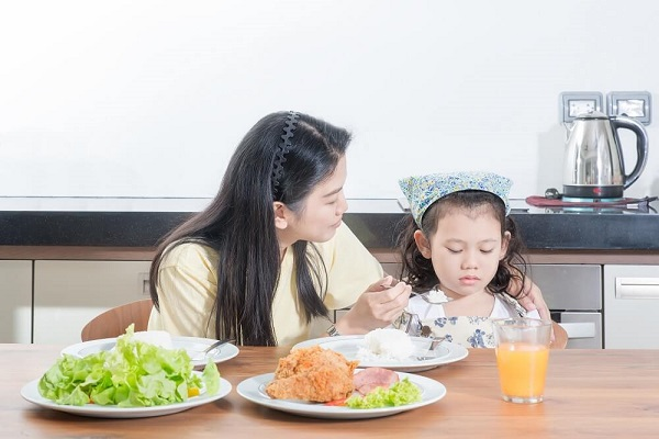Trẻ không chịu ăn phải làm sao? 5 cách mẹ thông thái nên áp dụng