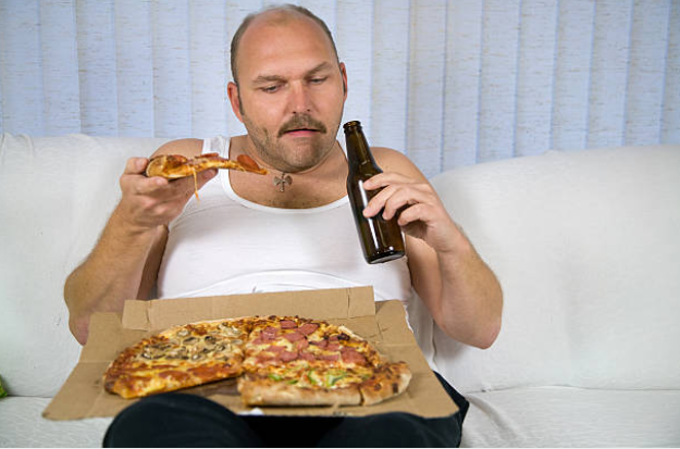 Ăn đồ giàu chất béo, uống rượu bia và béo phì là yếu tố thúc đẩy bệnh phì đại tiền liệt tuyến đến sớm