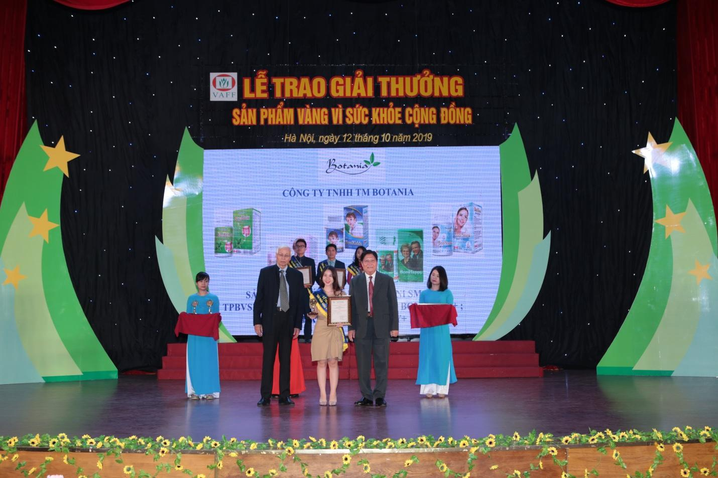 PGS.TS Trần Đáng và TS Phạm Hưng Củng trao giải thưởng cho đại diện công ty Botania