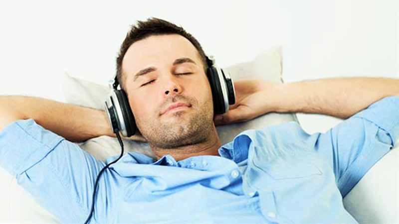 Người bị bí tiểu nên nghe nhạc để giải tỏa căng thẳng, lo âu