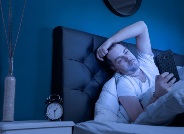 Thức khuya là nguyên nhân gây hiện tượng đi tiểu đêm nhiều lần ở nam giới