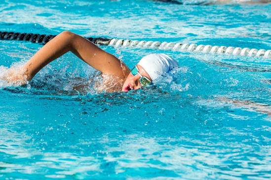 Bơi lội là cách tập luyện tốt cho người suy giãn tĩnh mạch chân