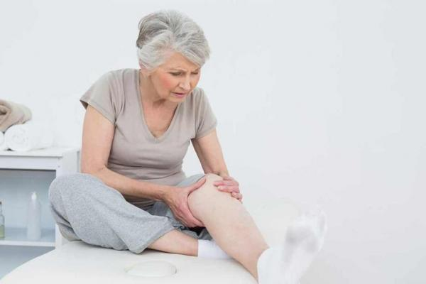 Càng về già càng có nguy cơ cao mắc bệnh suy giãn tĩnh mạch chân