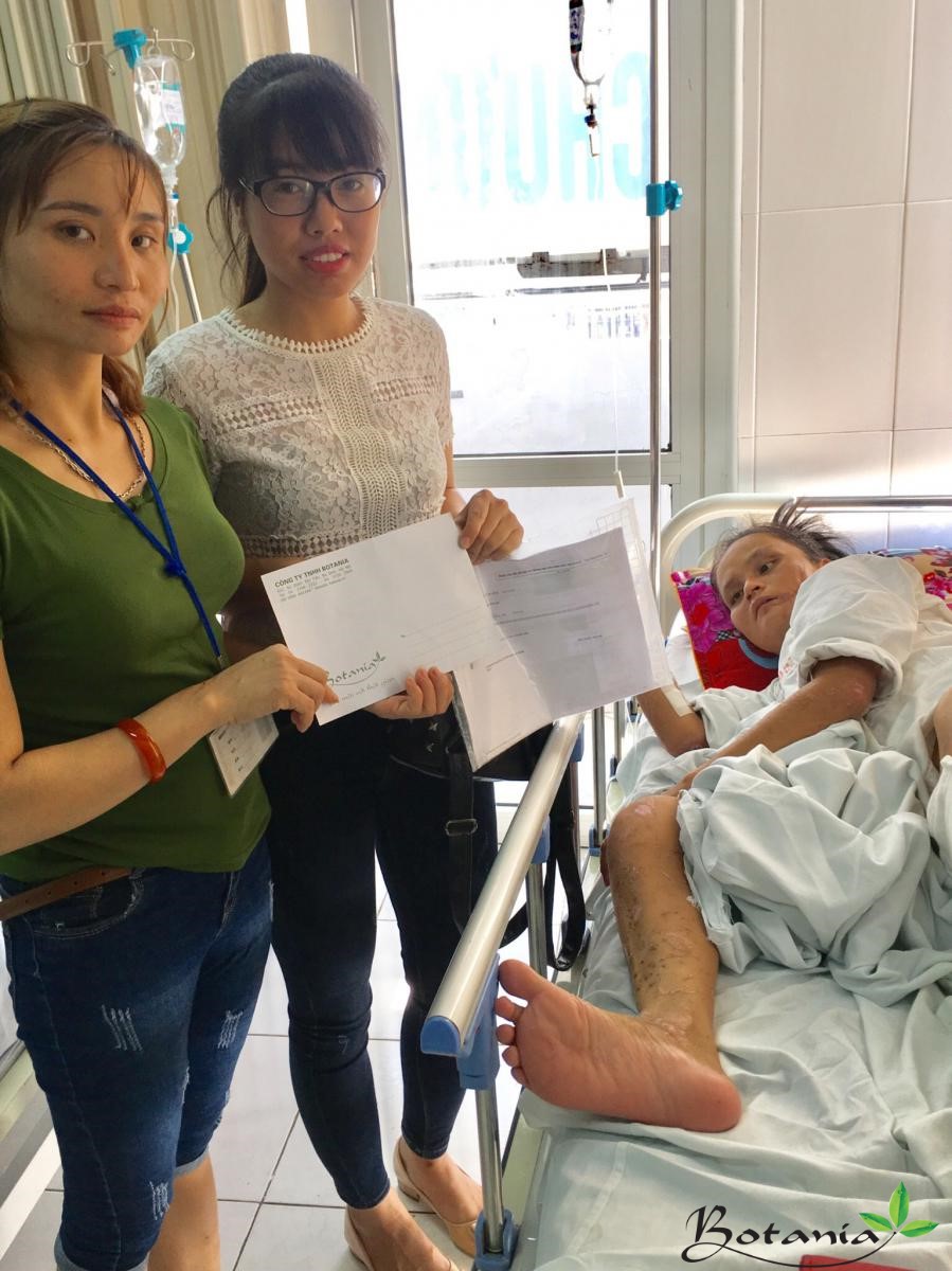 Đau lòng trước cảnh chồng chết, vợ nguy kịch vì bị lũ cuốn trôi, công ty Botania quyết ra tay tương trợ