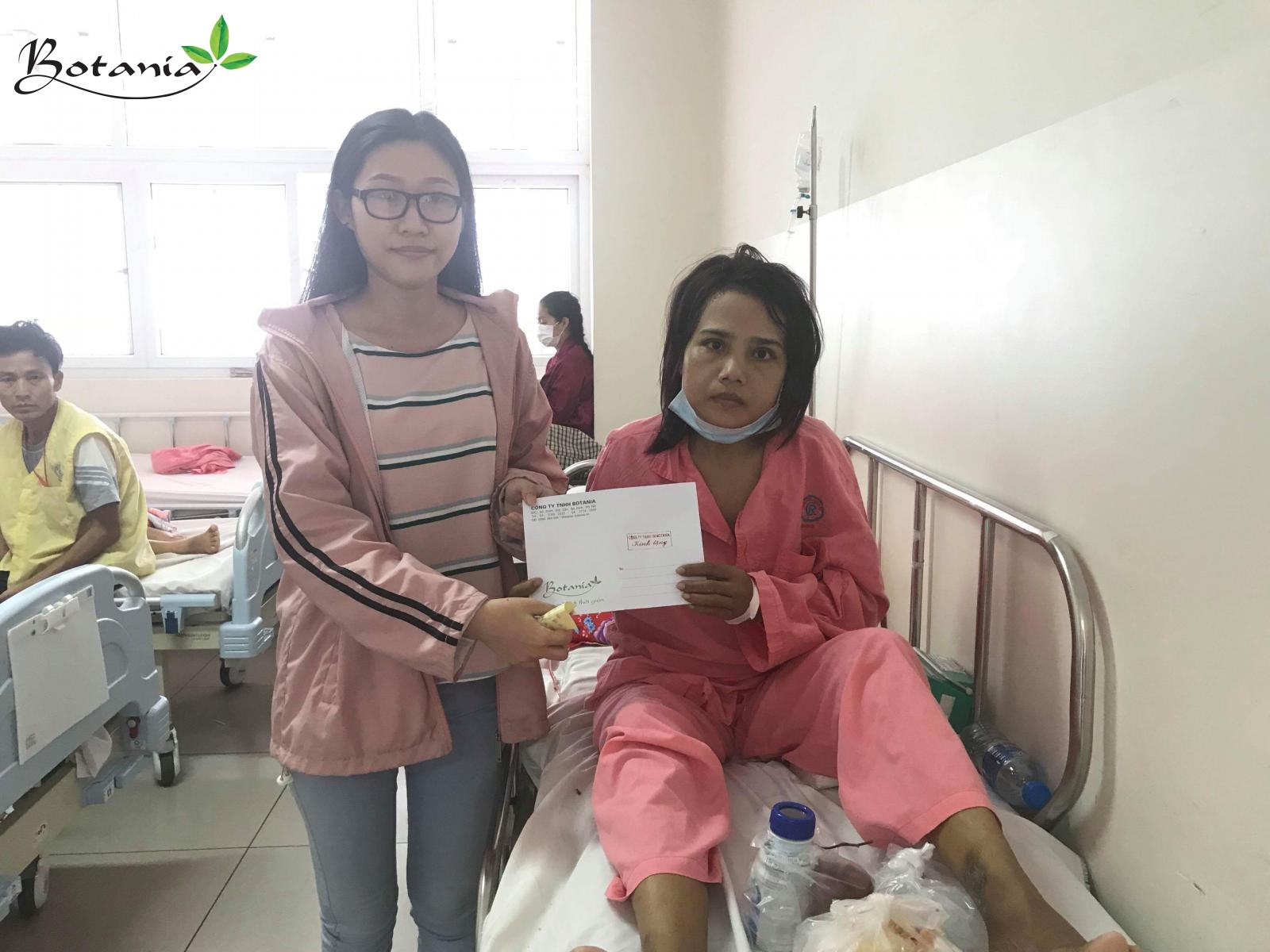Công ty Botania giúp đỡ hoàn cảnh thương tâm chồng chăm vợ và con mang trọng bệnh