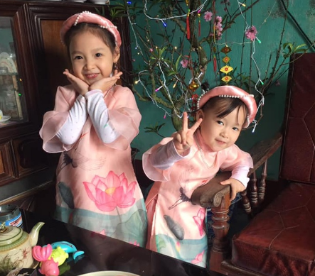 Hai bé Tú Linh (5 tuổi) và Minh Khuê (3 tuổi)