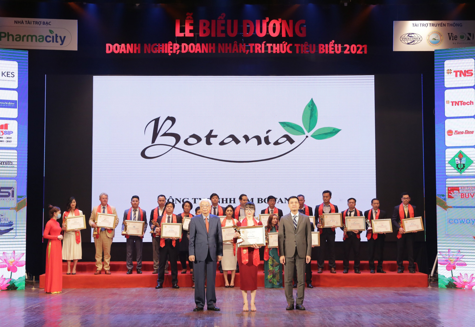 Đại diện công ty Botania lên nhận giải thưởng do ông Đặng Hoàng Giang – Thứ trưởng Bộ Ngoại Giao và ông Cao Sỹ Kiêm – Nguyên thống đốc ngân hàng nhà nước Việt Nam trao tặng.