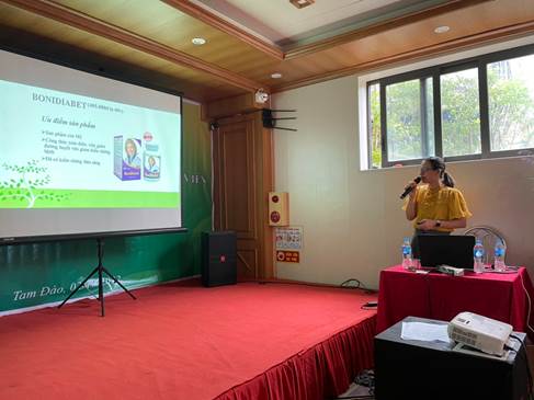 Dược sĩ Mai Hương Cẩm và dược sĩ Bùi Thị Thiết trình bày về các sản phẩm của Botania