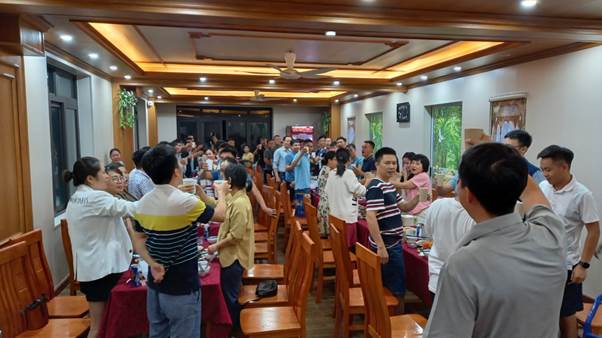 Cùng nâng ly cho buổi gặp mặt ý nghĩa