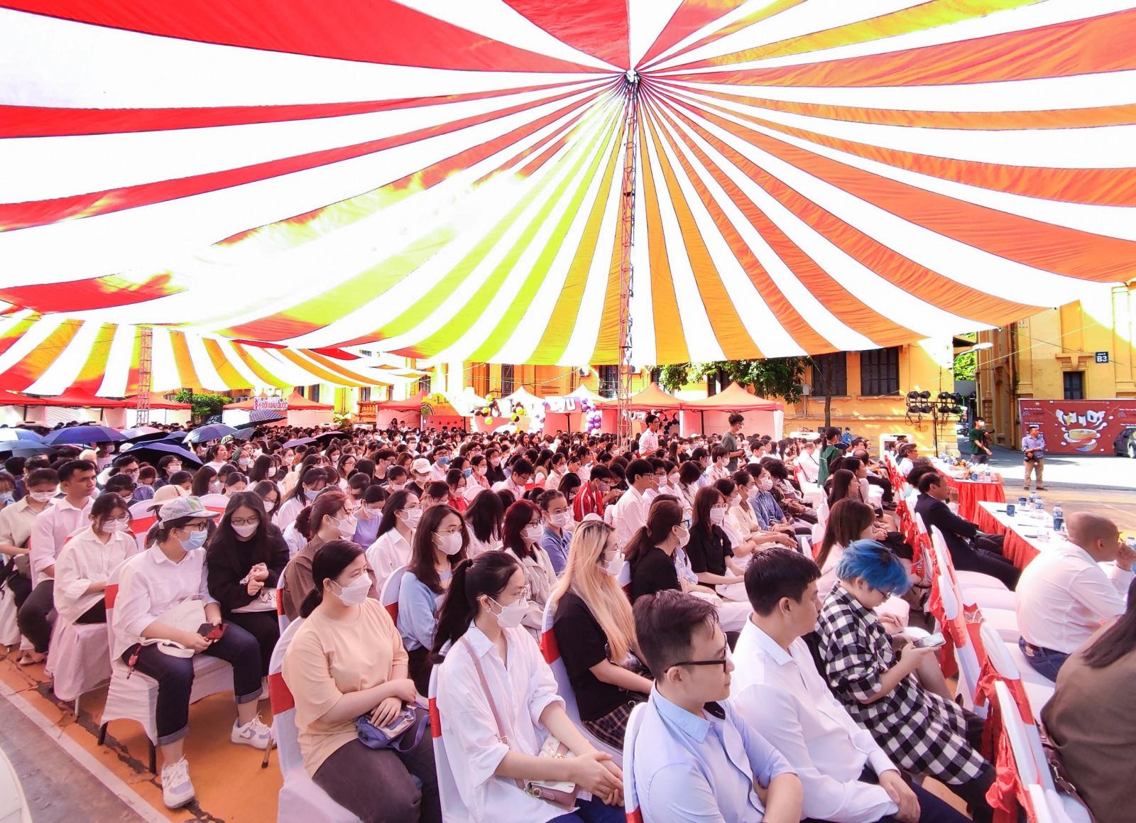 Buổi lễ khai giảng với sự có mặt của hàng trăm sinh viên và giảng viên trường Đại học Dược Hà Nội