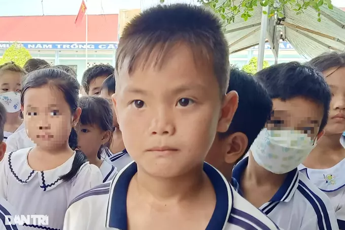 Vì hoàn cảnh khó khăn nên cháu Khôi có thể không được học hành tới nơi tới chốn