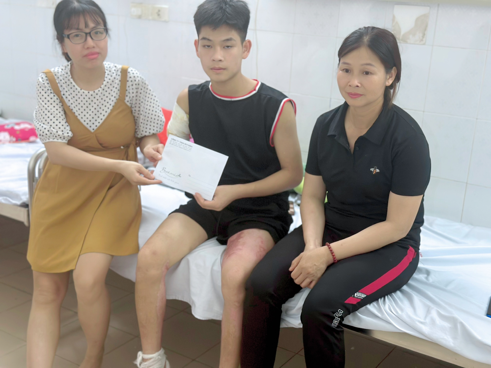 Công ty Botania giúp đỡ cậu bé người Dao bị mất tay